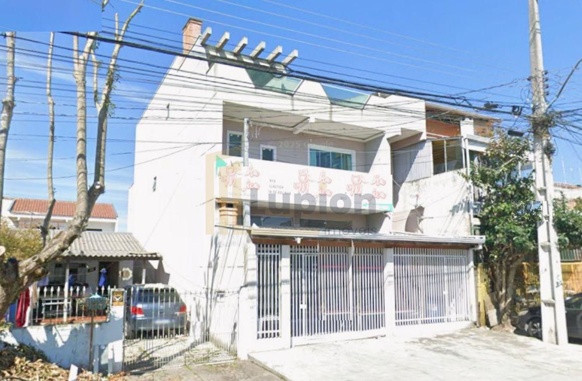 Sobrado Triplex Comercial com Renda, Suíte com Banheira e Área...