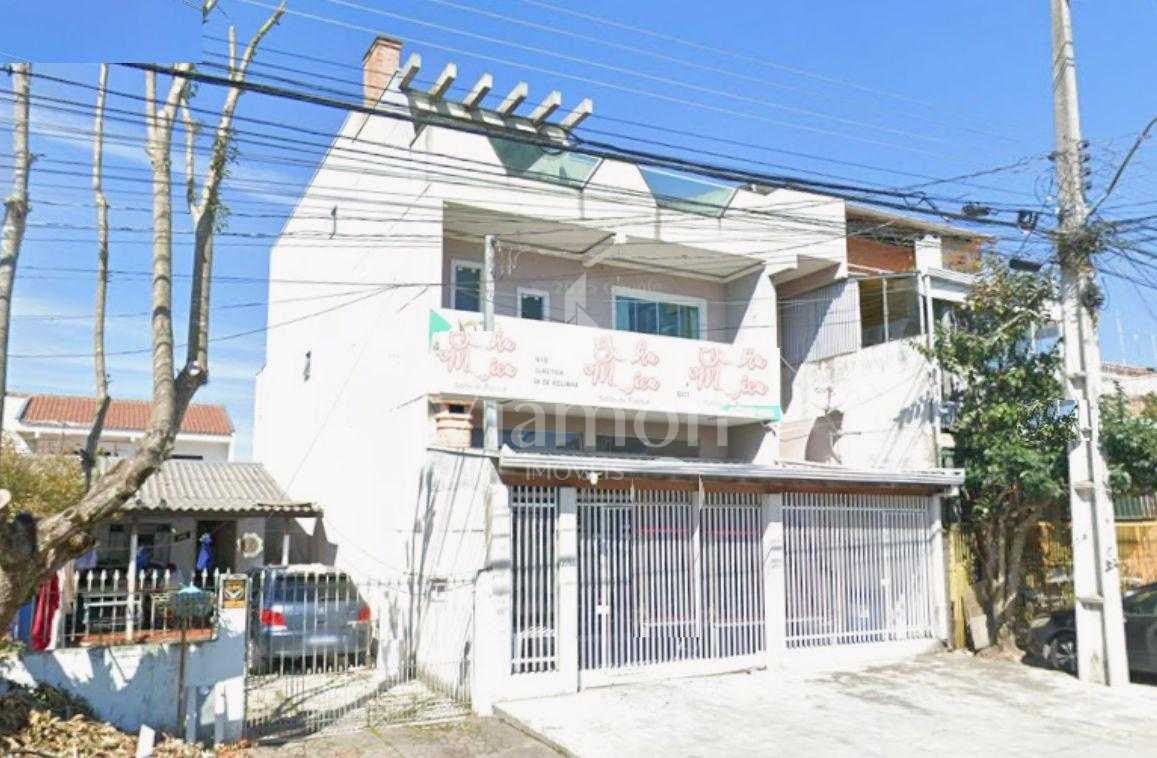 Sobrado Triplex Comercial com Renda, Suíte com Banheira e Área...