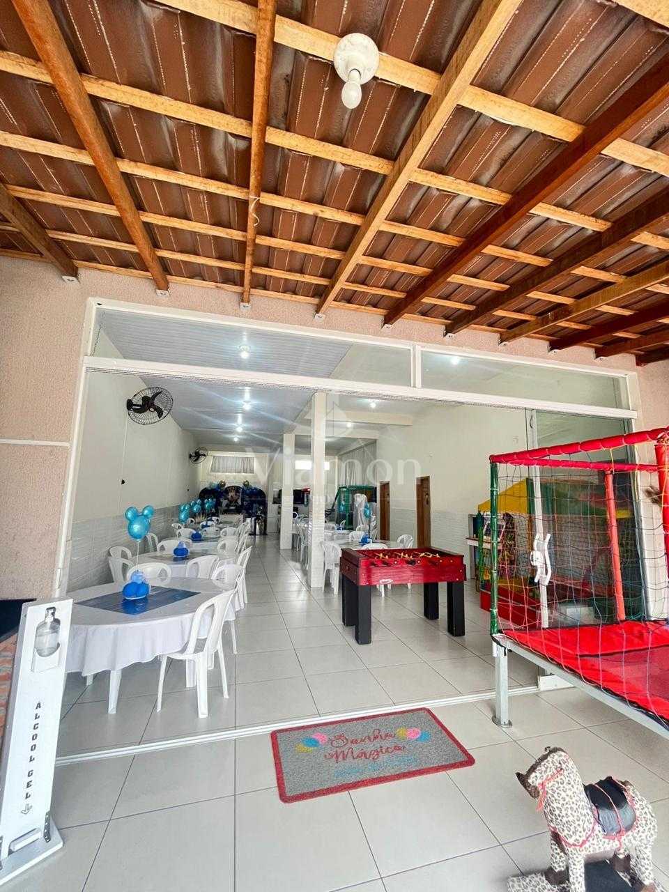 Sobrado Triplex Comercial com Renda, Suíte com Banheira e Área...