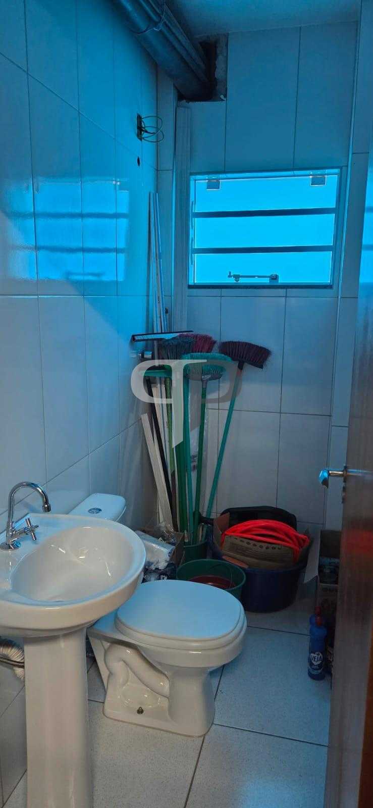 Barracão no CIC com 240 m , terreno de 480 m , pé-direito alto...