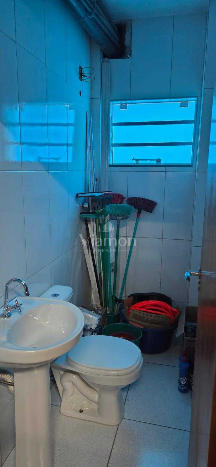 Barracão no CIC com 240 m , terreno de 480 m , pé-direito alto...