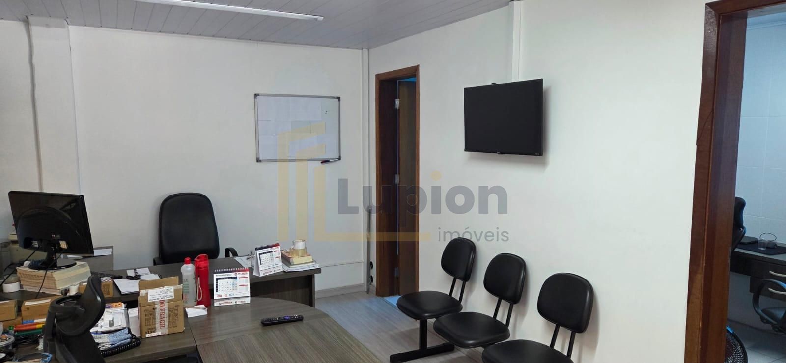 Barracão no CIC com 240 m , terreno de 480 m , pé-direito alto...