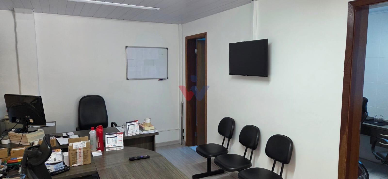 Barracão no CIC com 240 m , terreno de 480 m , pé-direito alto...