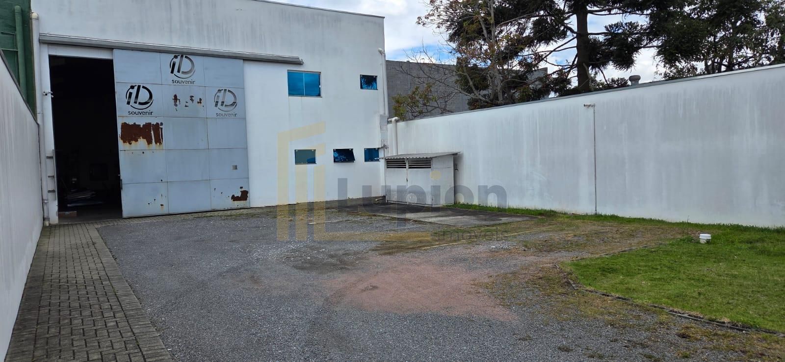 Barracão no CIC com 240 m , terreno de 480 m , pé-direito alto...