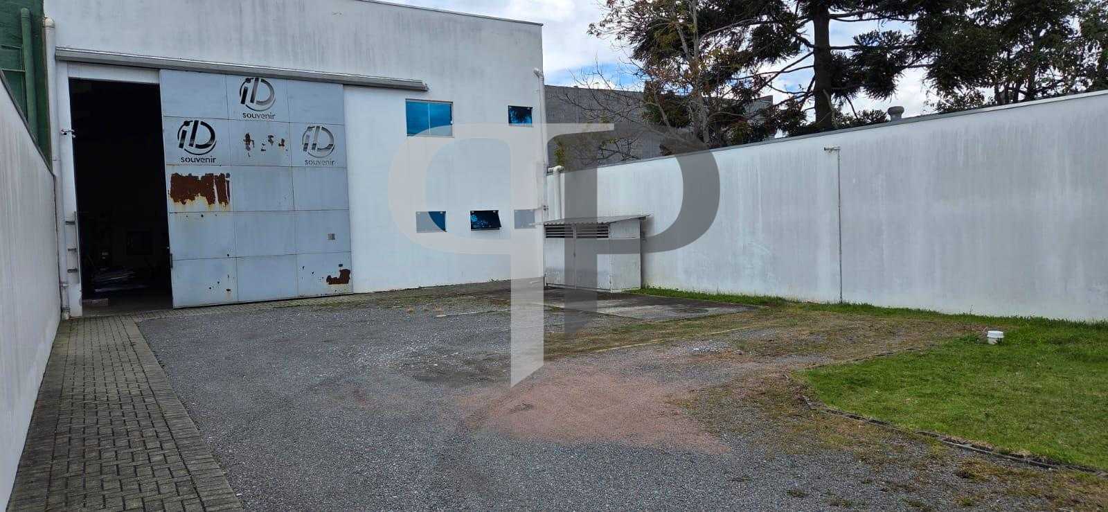 Barracão no CIC com 240 m , terreno de 480 m , pé-direito alto...