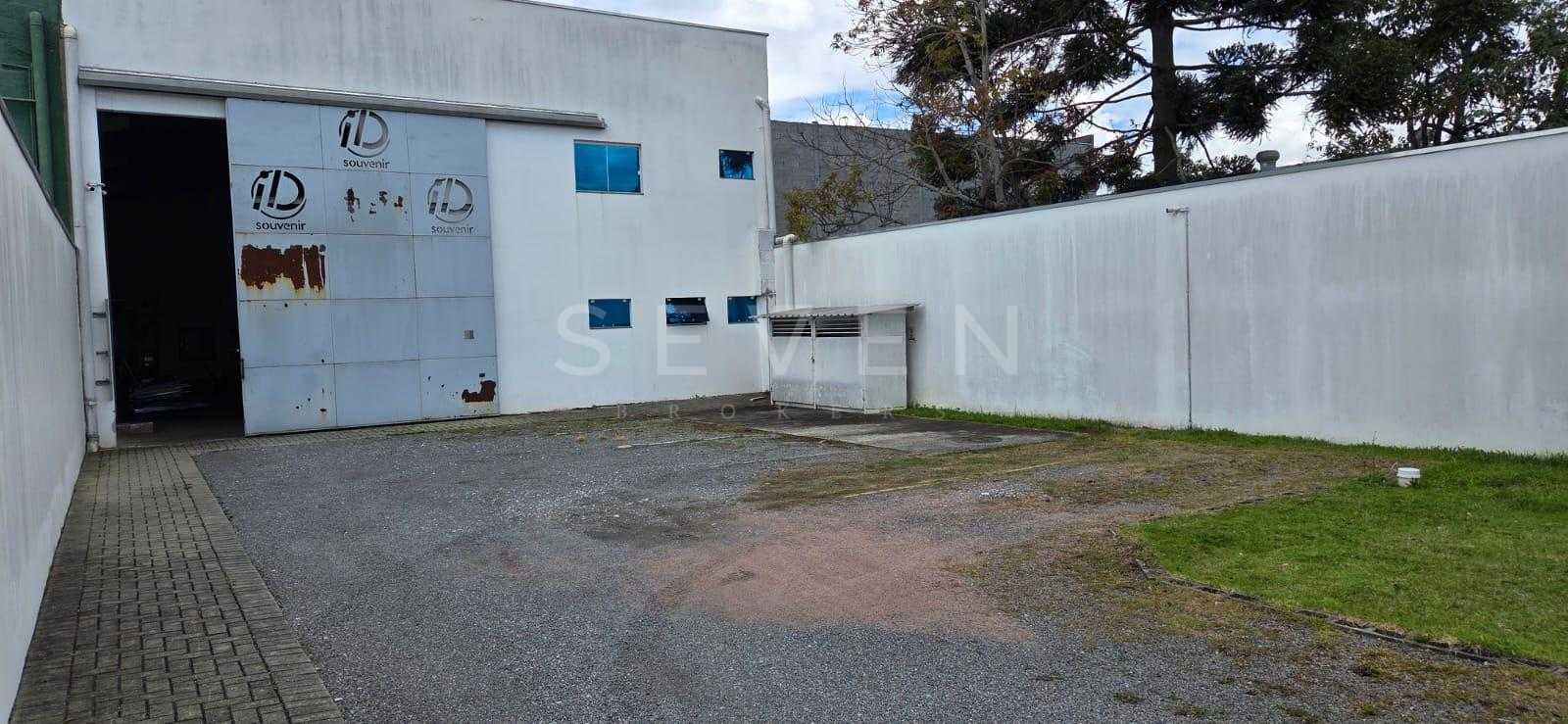 Barracão no CIC com 240 m , terreno de 480 m , pé-direito alto...