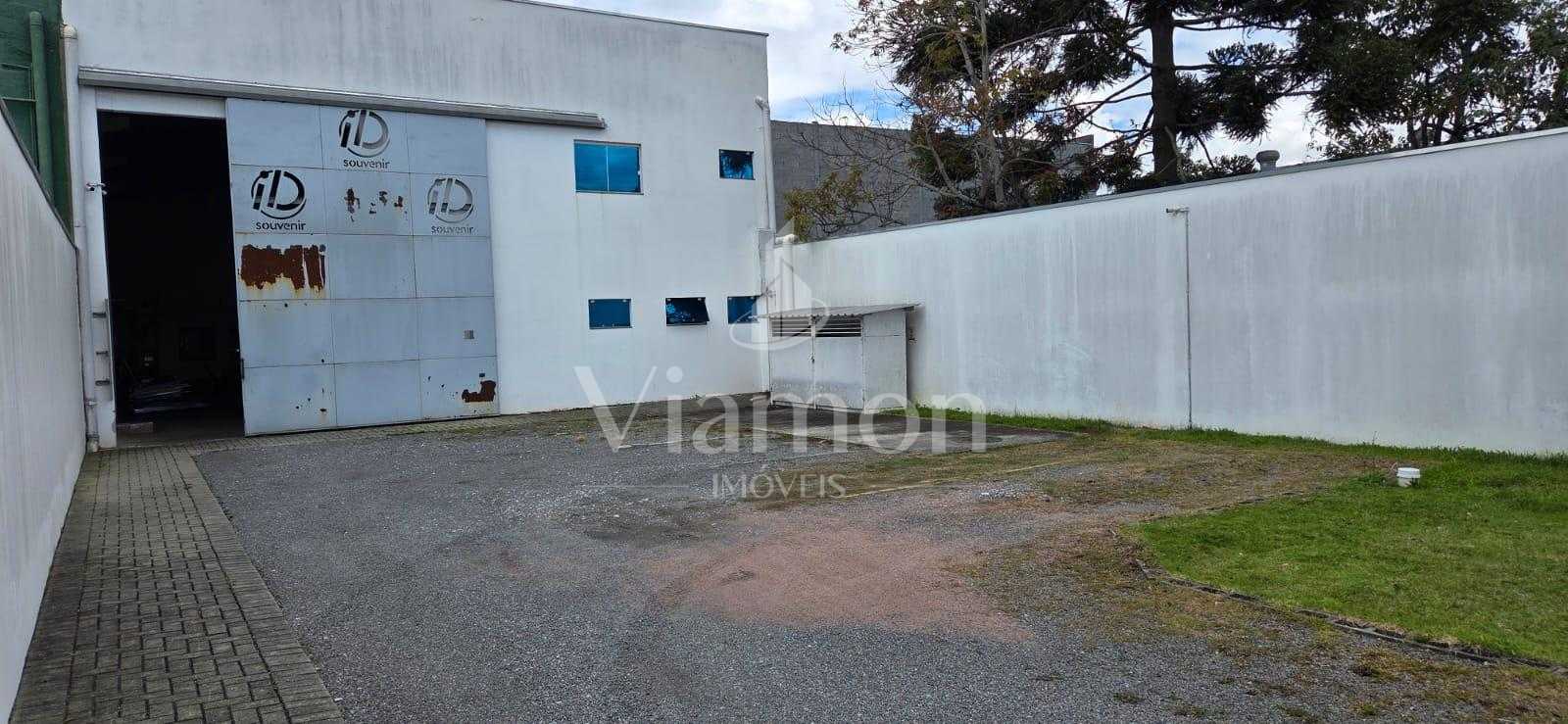 Barracão no CIC com 240 m , terreno de 480 m , pé-direito alto...