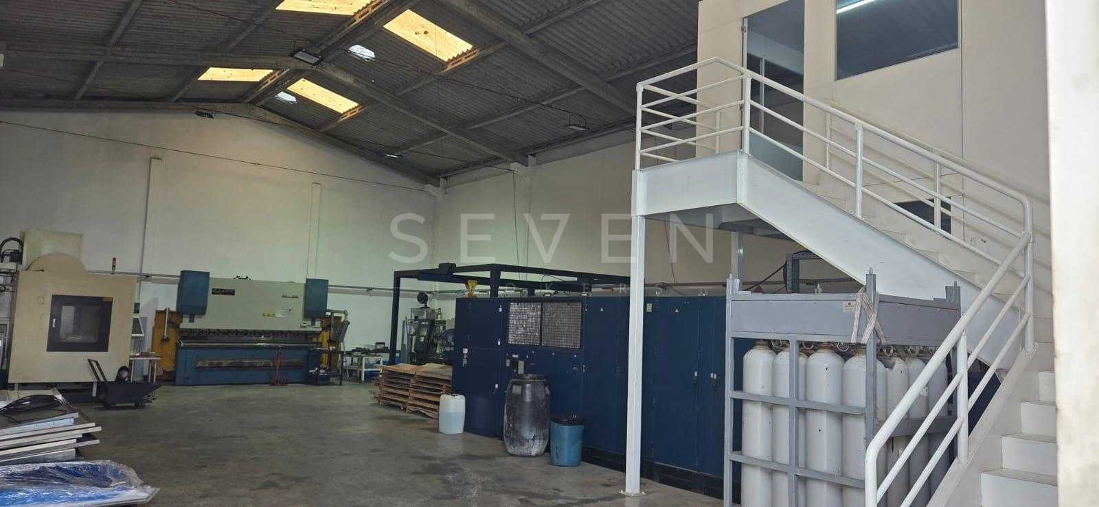 Barracão no CIC com 240 m , terreno de 480 m , pé-direito alto...