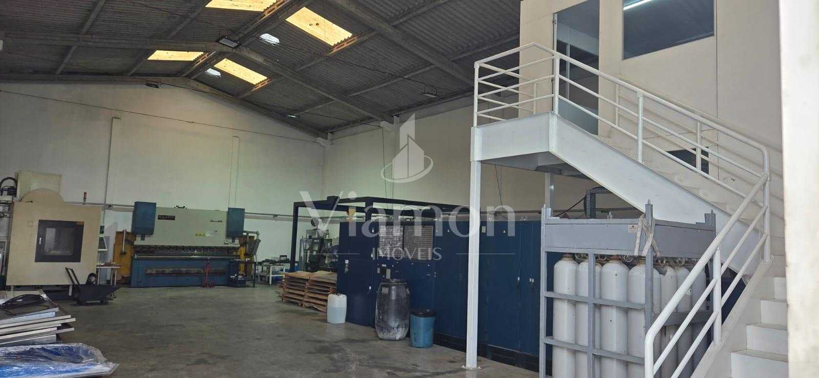 Barracão no CIC com 240 m , terreno de 480 m , pé-direito alto...