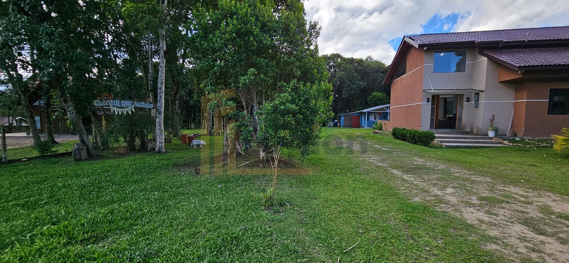 Excelente chácara em condomínio, plana, 03 suítes e piscina. S...