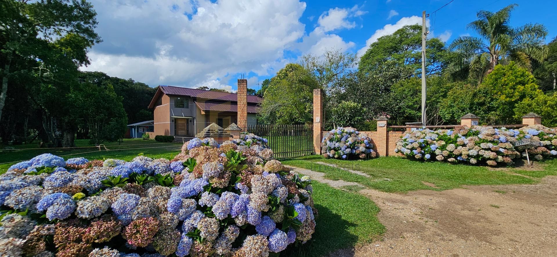 Excelente chácara em condomínio, plana, 03 suítes e piscina. S...