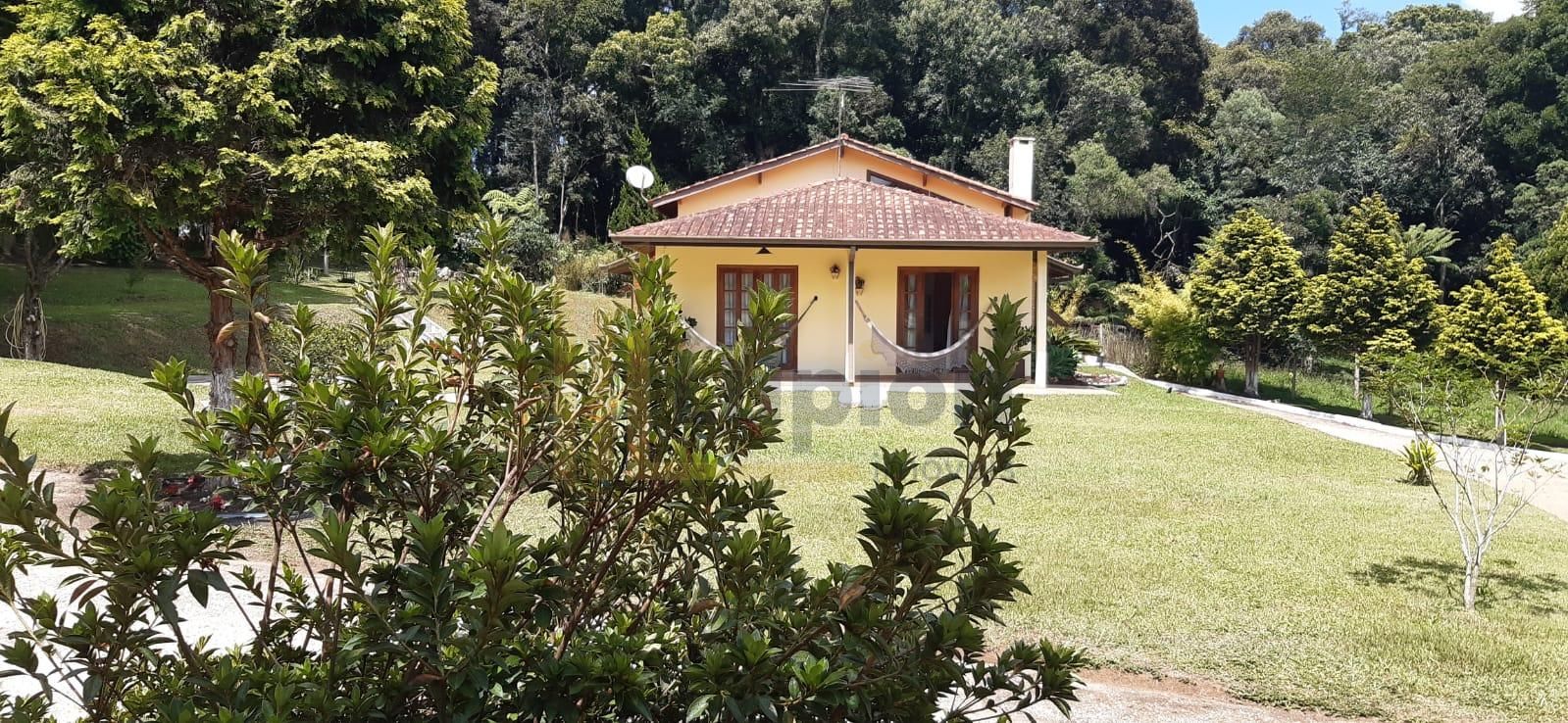 Chácara em condomínio com casa charmosa, estilo europeu com 10...