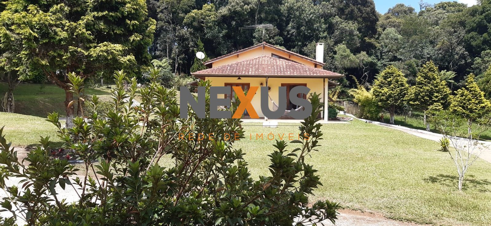 Chácara em condomínio com casa charmosa, estilo europeu com 10...