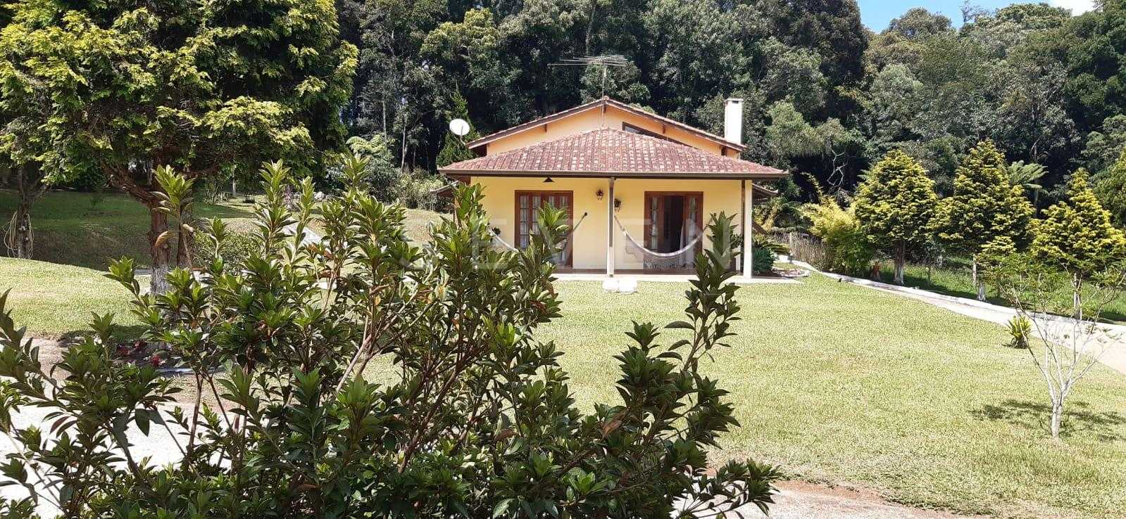 Chácara em condomínio com casa charmosa, estilo europeu com 10...