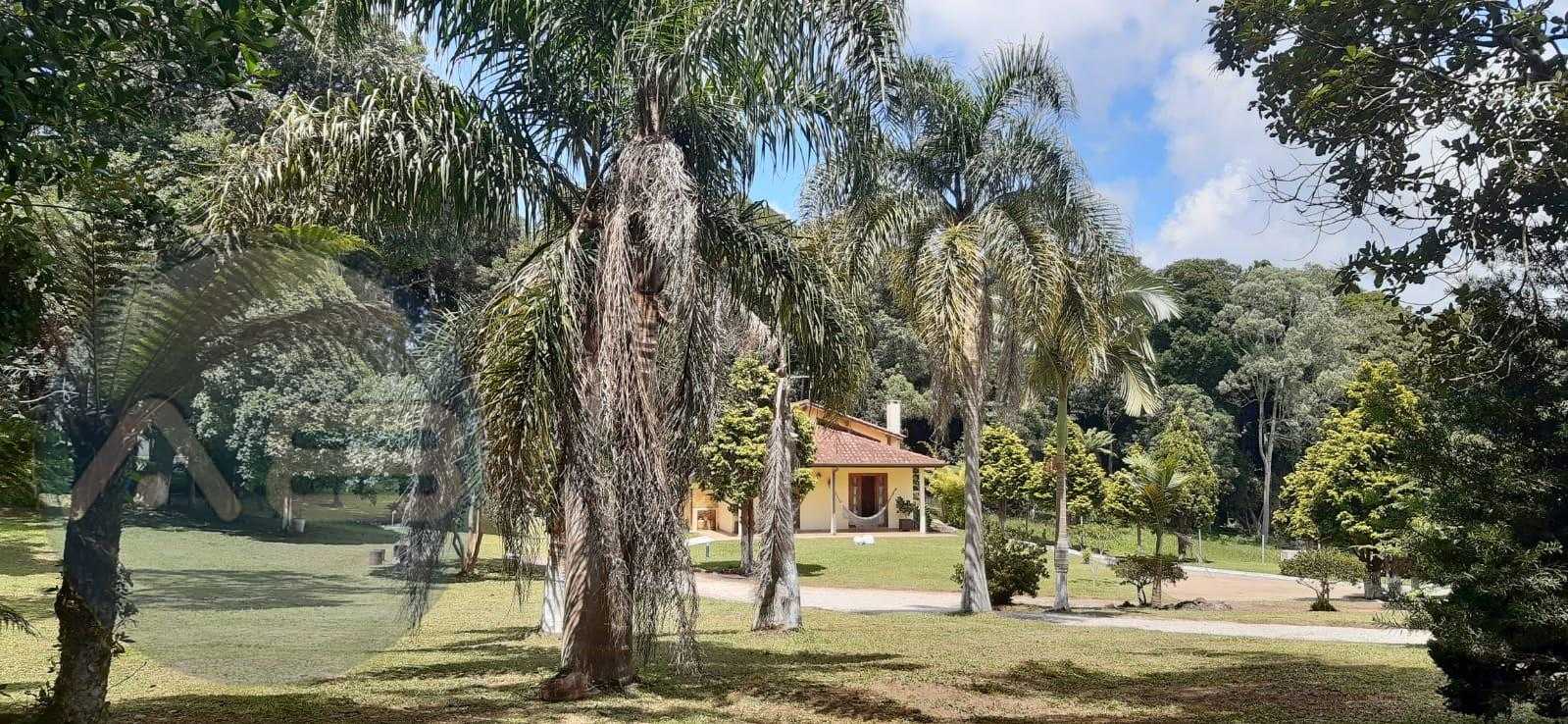 Chácara em condomínio com casa charmosa, estilo europeu com 10...
