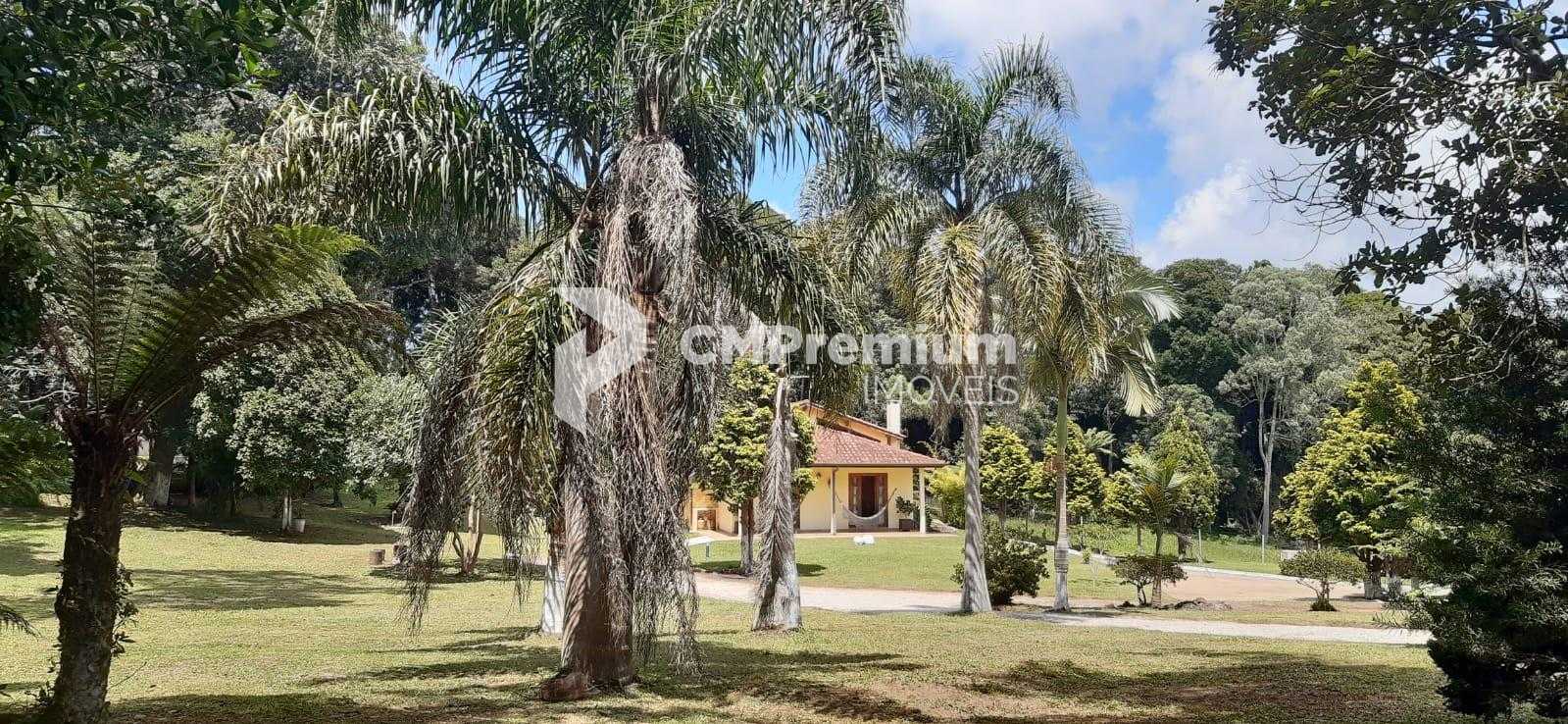 Chácara em condomínio com casa charmosa, estilo europeu com 10...
