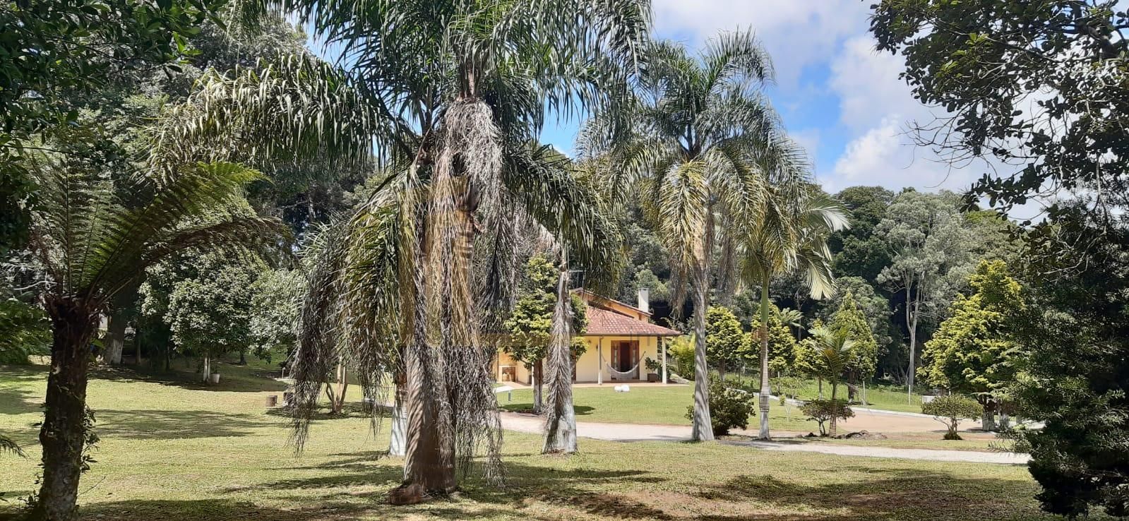 Chácara em condomínio com casa charmosa, estilo europeu com 10...