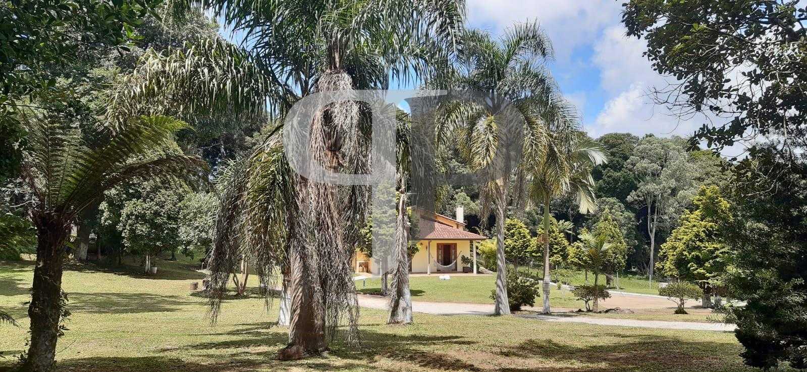 Chácara em condomínio com casa charmosa, estilo europeu com 10...