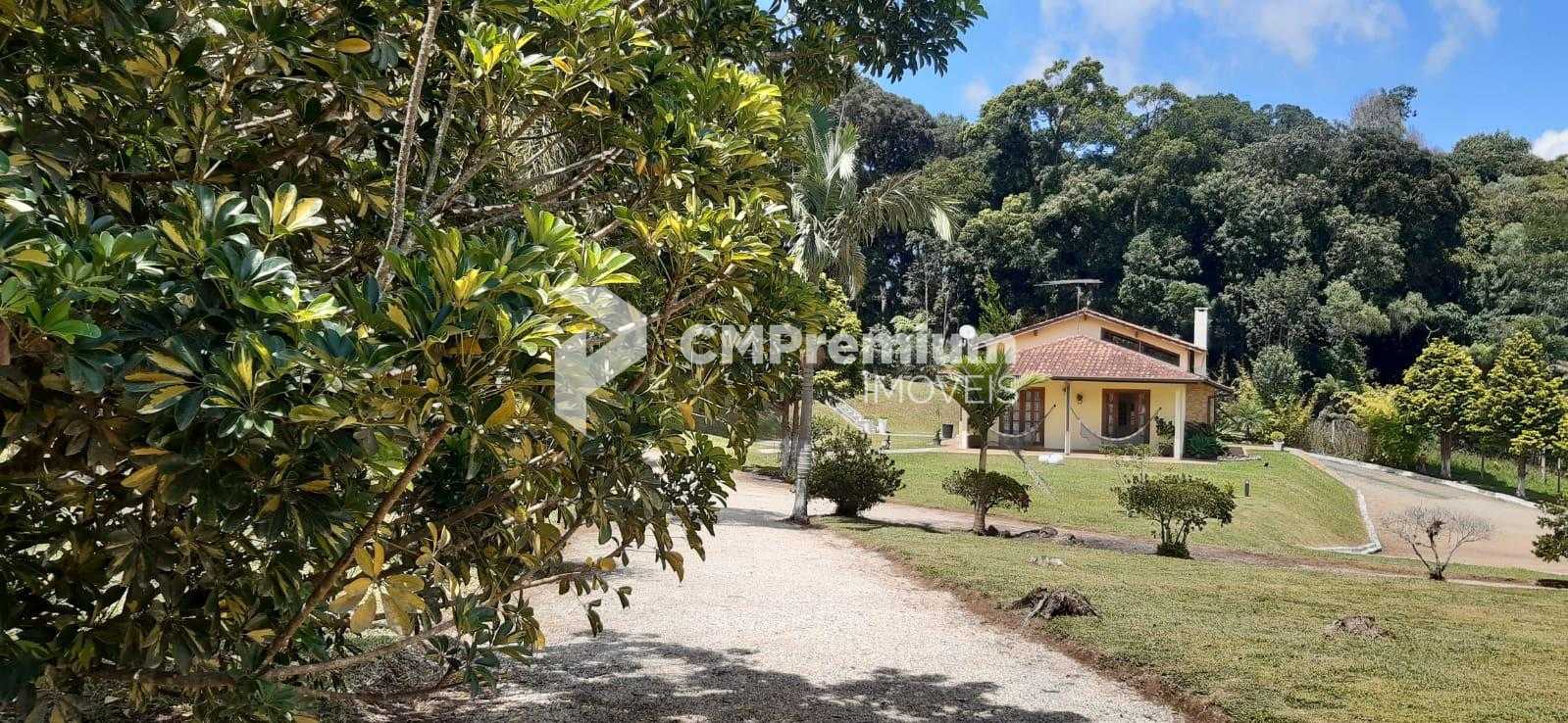 Chácara em condomínio com casa charmosa, estilo europeu com 10...