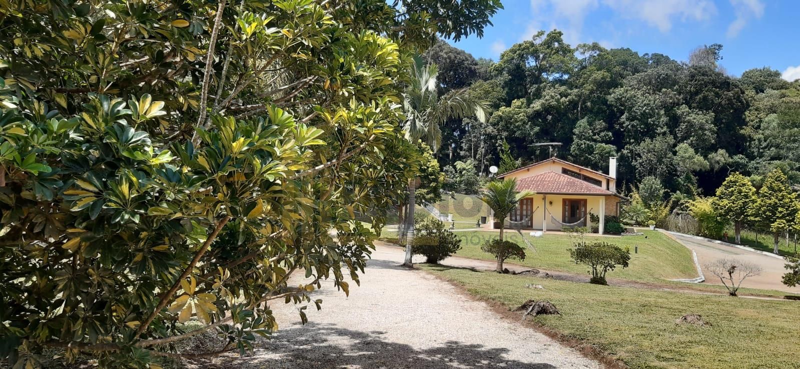 Chácara em condomínio com casa charmosa, estilo europeu com 10...