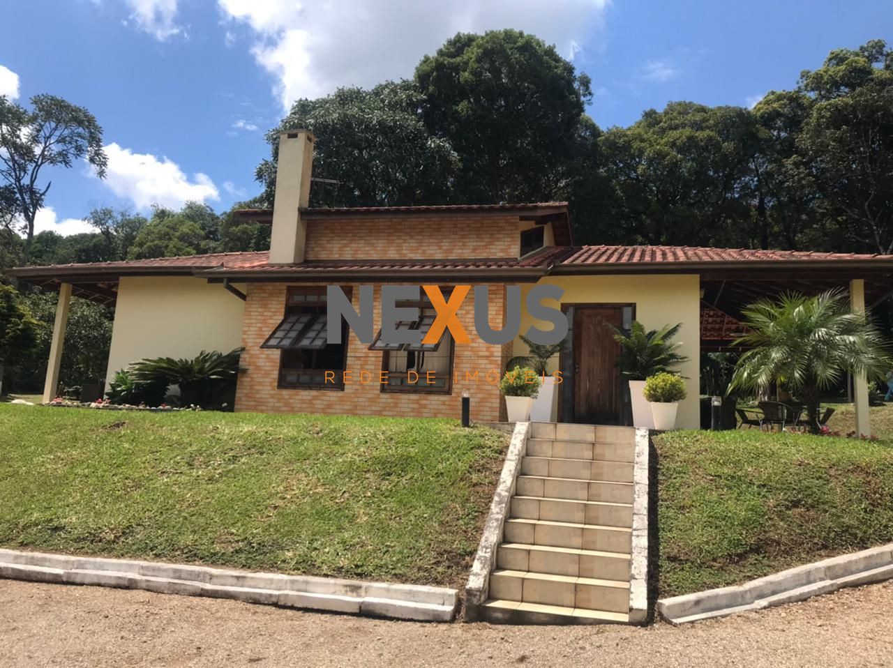 Chácara em condomínio com casa charmosa, estilo europeu com 10...