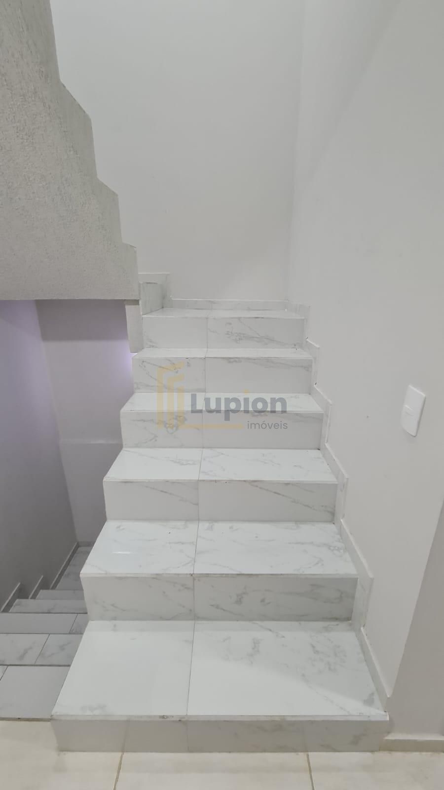 Sobrado Amplo no Condomínio Dona Hilda  6 Quartos, Churrasquei...