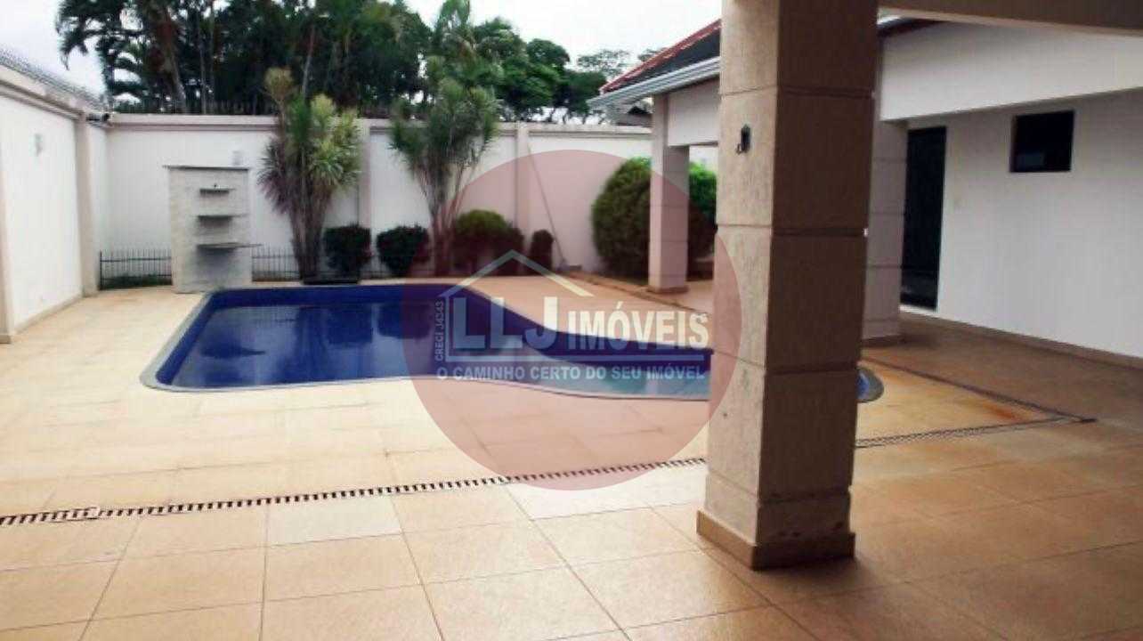 Sobrado de Alto Padrão com 5 Suítes e 704 m  ao Lado do Maringá Clube