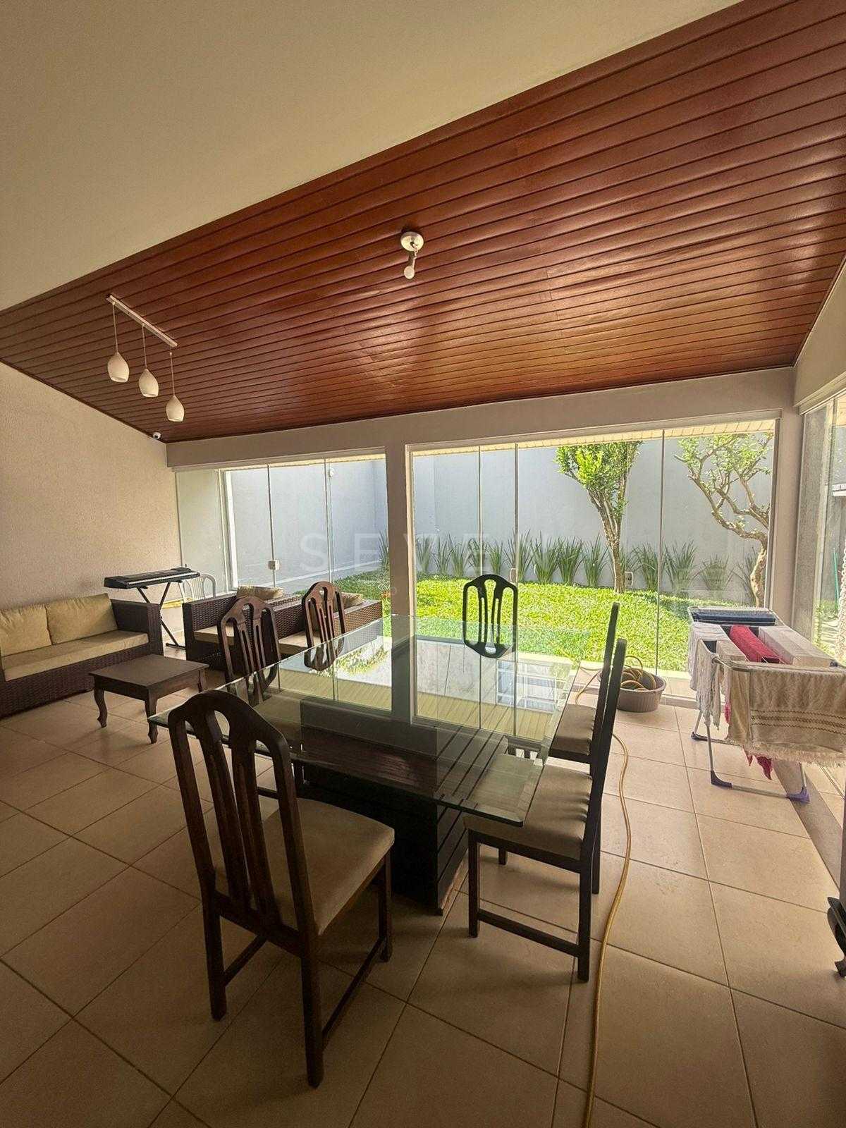 Casa ampla com 546 m  de terreno, 230 m  construídos, área gou...