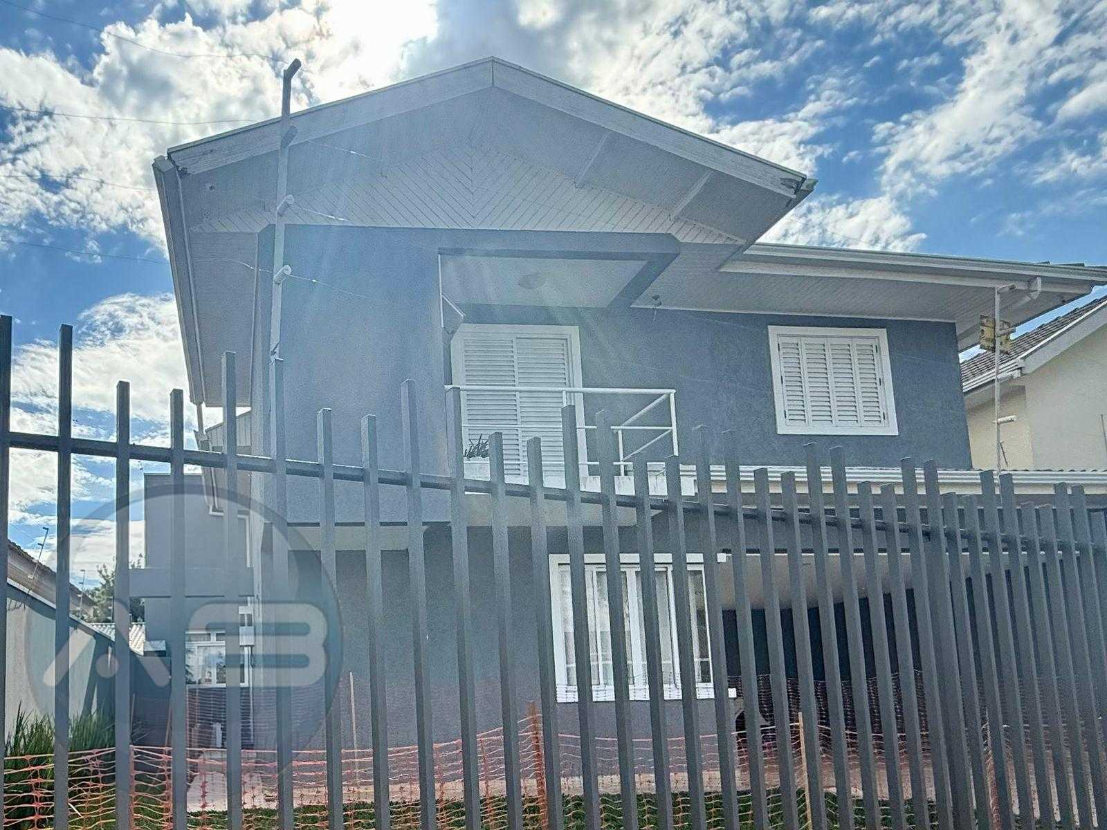 Casa ampla com 546 m  de terreno, 230 m  constru?dos, ?rea gou...