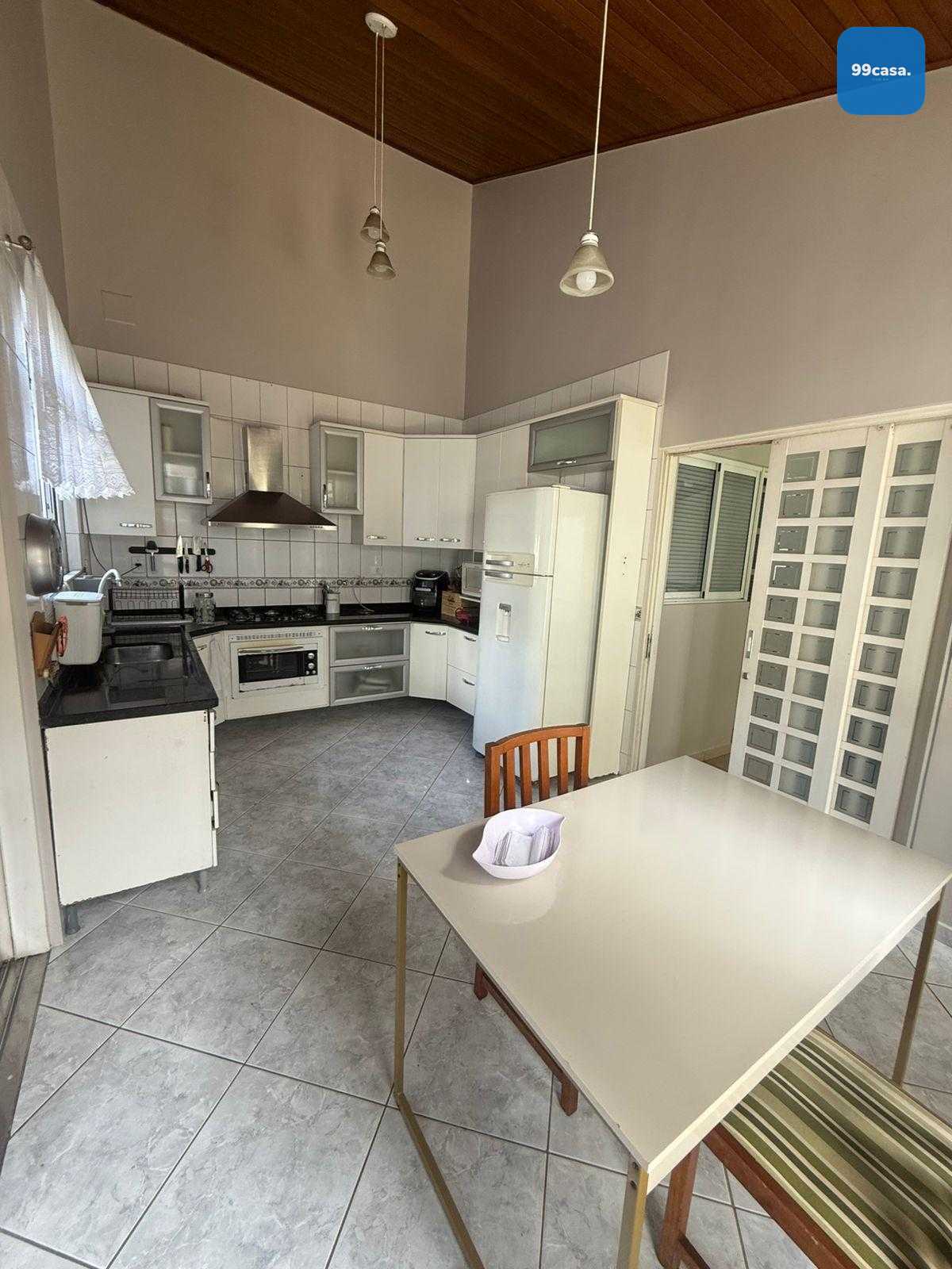 Casa com 3 quartos, suíte, área gourmet e espaço para viver gr...