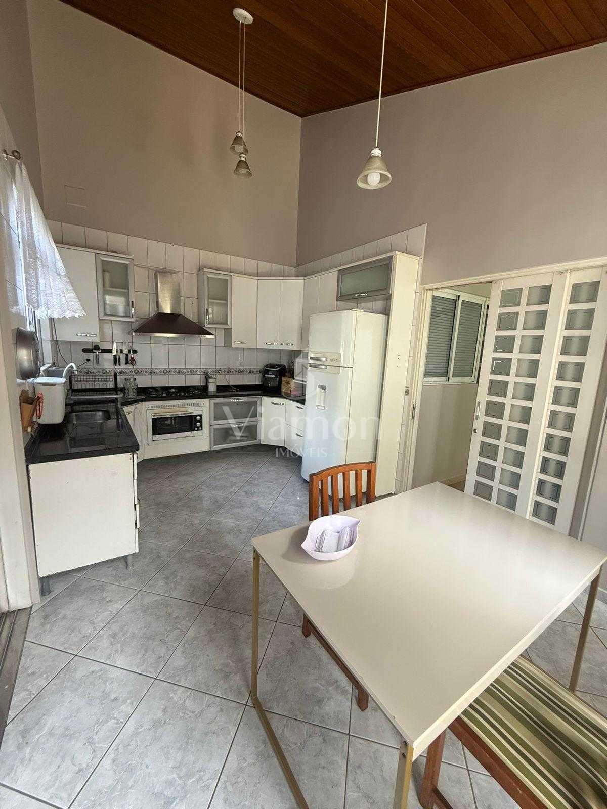 Casa com 3 quartos, suíte, área gourmet e espaço para viver gr...