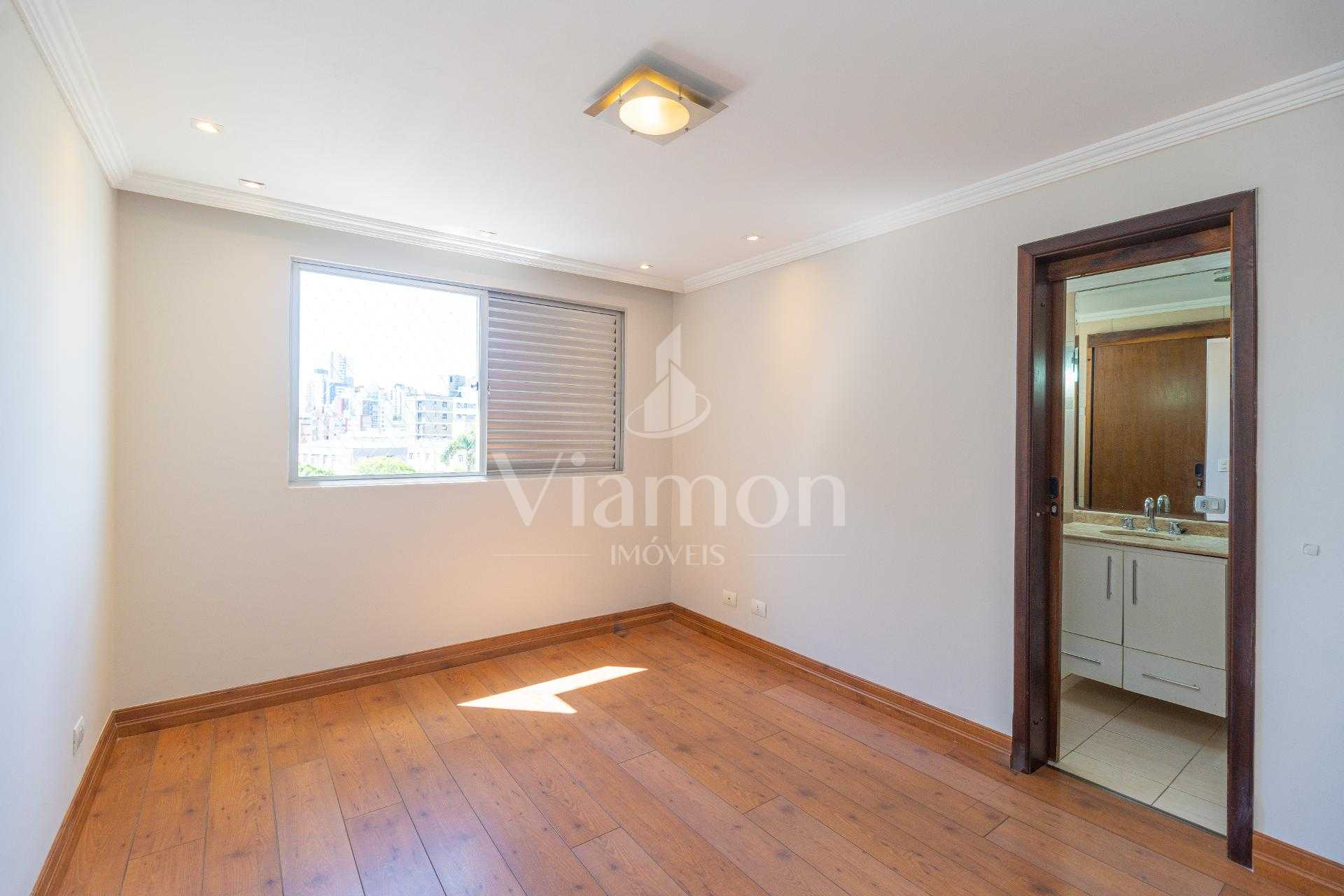 Apartamento de 100 m , ensolarado e desocupado no melhor do Ág...