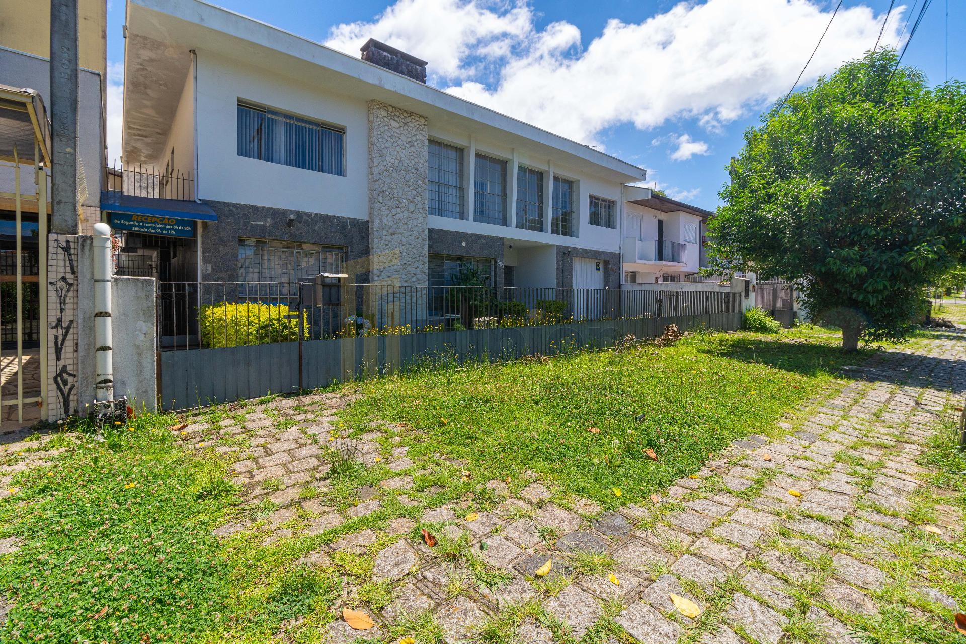 Casa ampla no Alto da XV  400m , 04 suítes, edícula com churra...