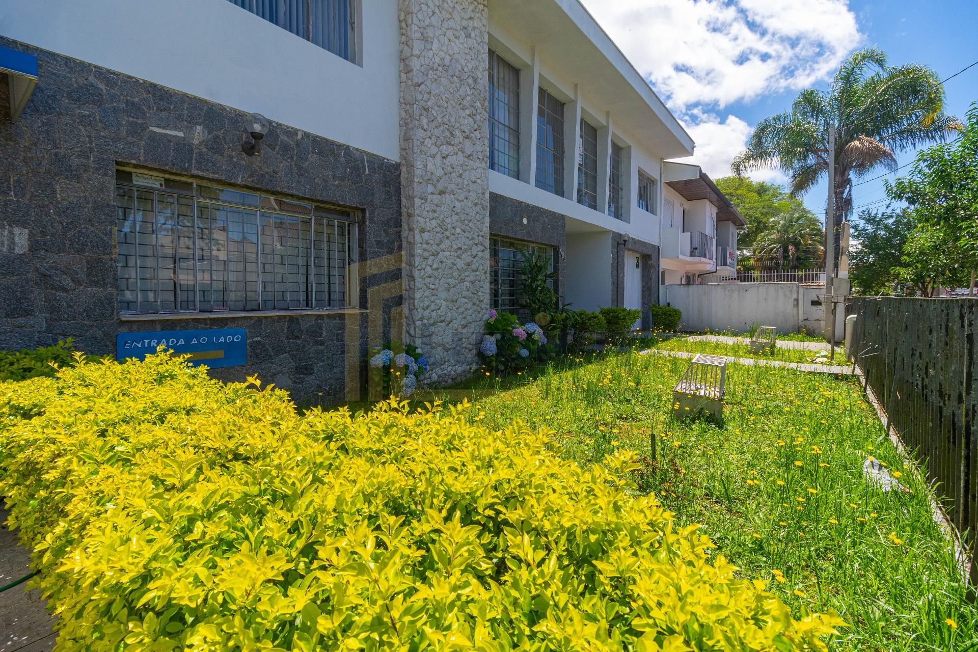 Casa ampla no Alto da XV  400m , 04 suítes, edícula com churra...