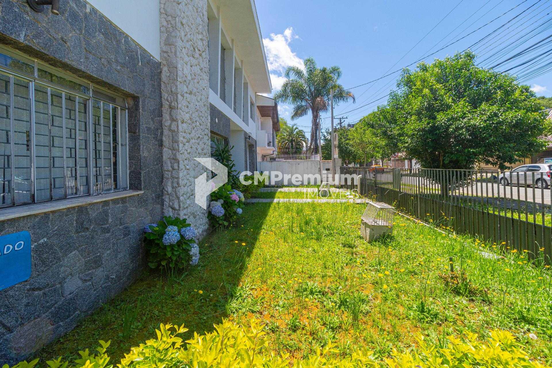 Casa ampla no Alto da XV  400m , 04 suítes, edícula com churra...