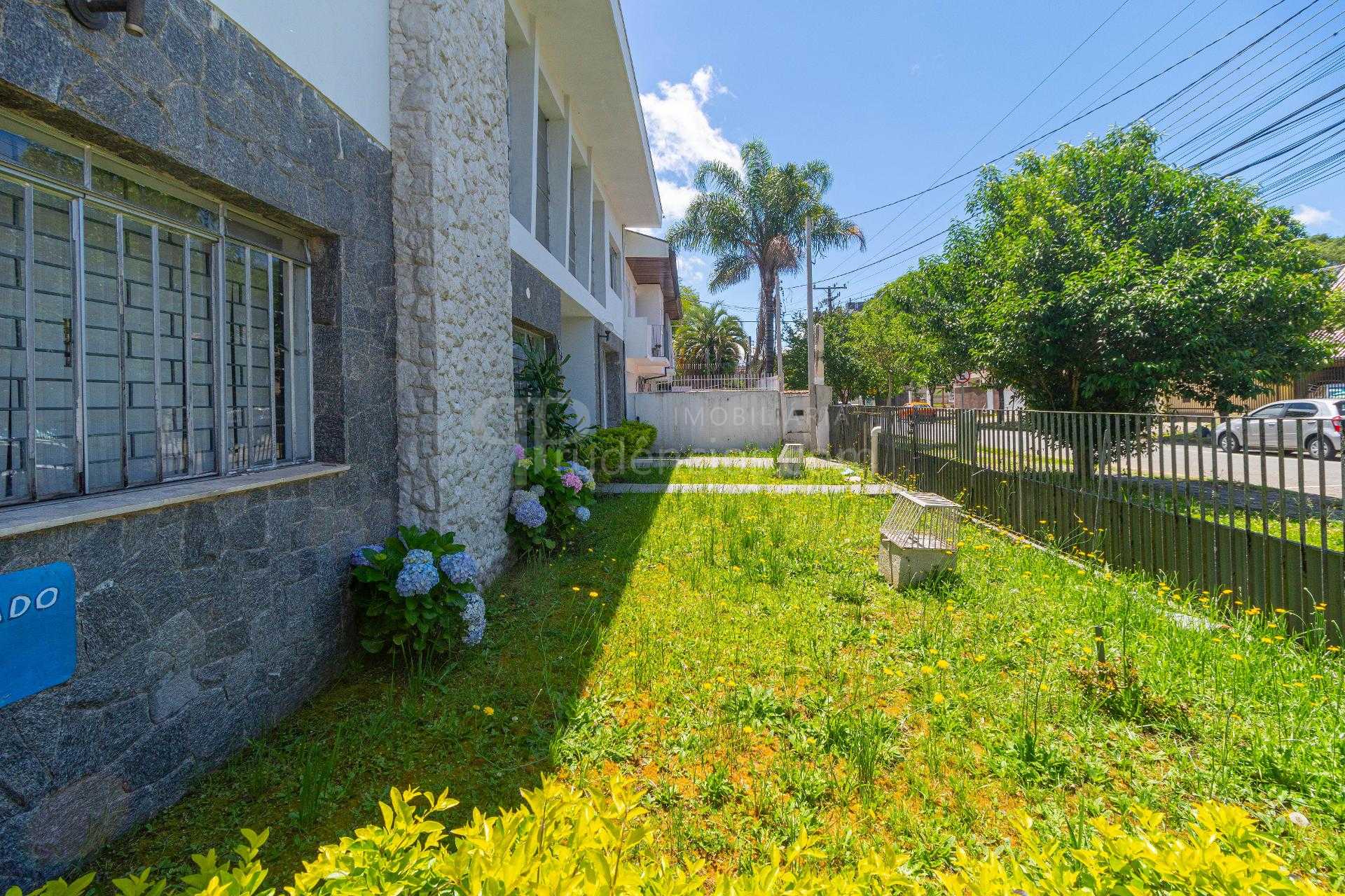 Casa ampla no Alto da XV  400m , 04 suítes, edícula com churra...