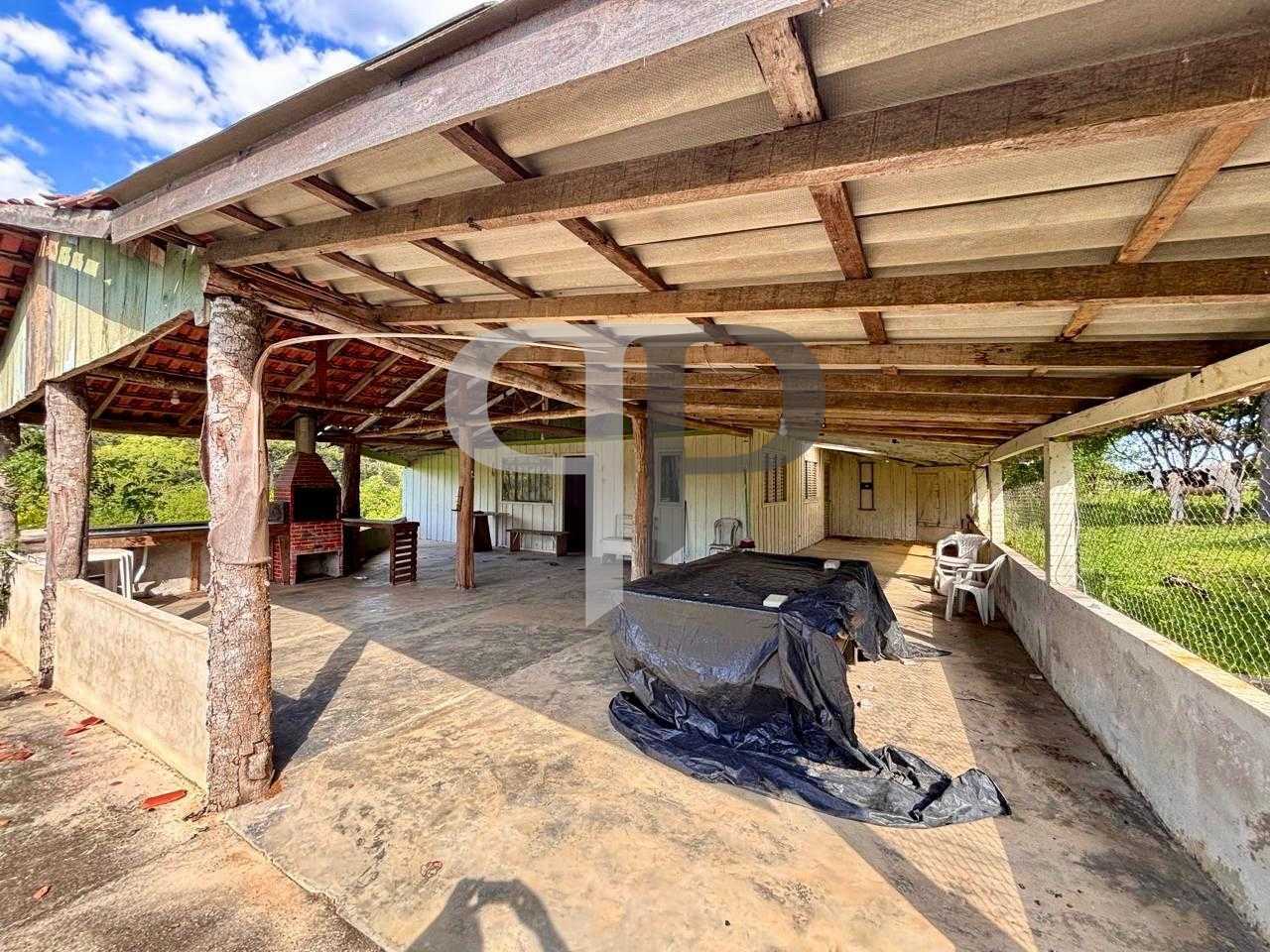 Chácara à Venda em Contenda PR com Piscina, Tanque de Peixes e...