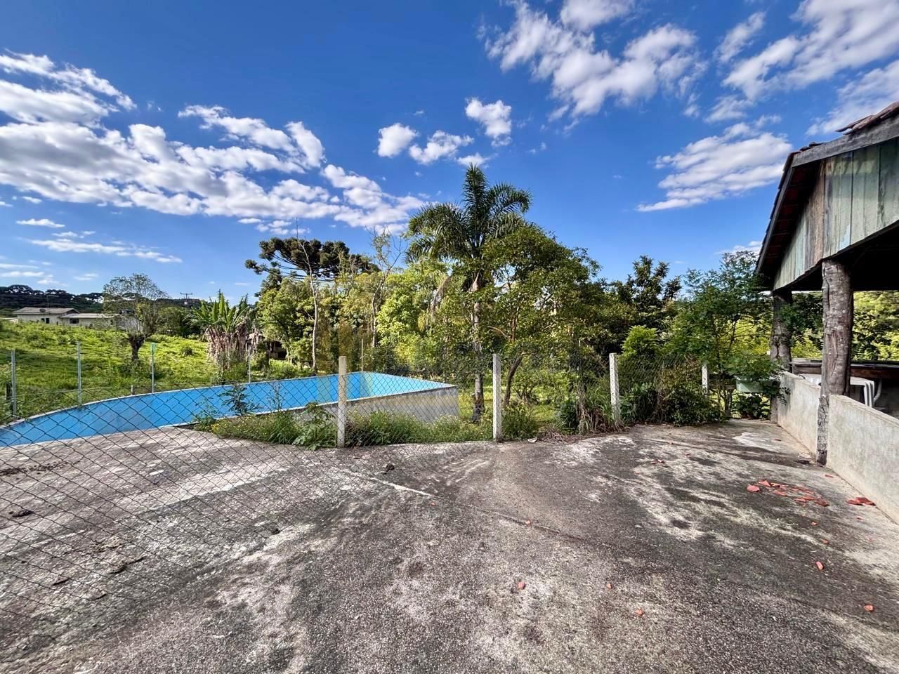 Chácara à Venda em Contenda PR com Piscina, Tanque de Peixes e...