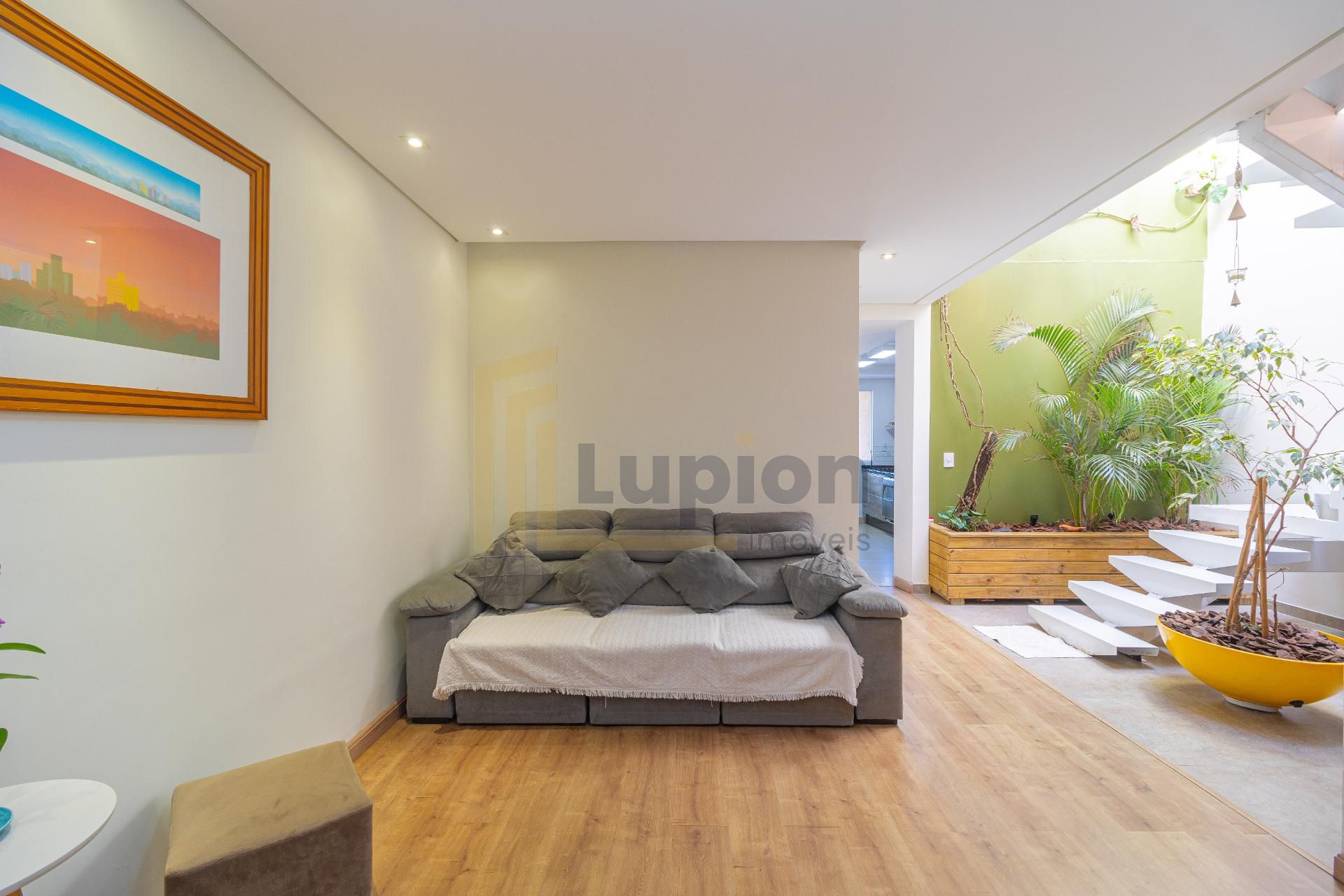 Casa 191m  no Uberaba  2 Pavimentos, Luz Natural, Quintal com ...