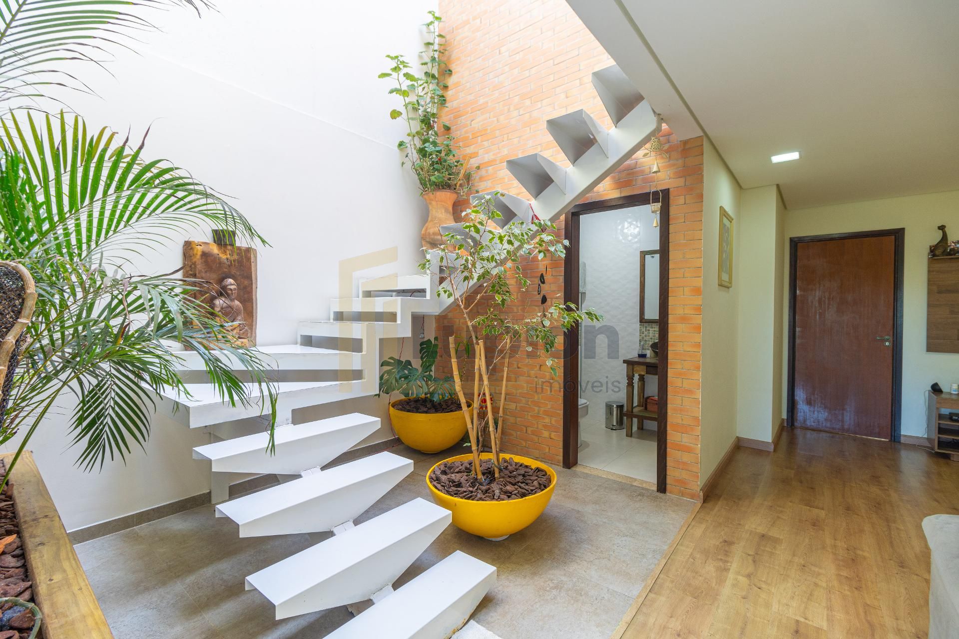 Casa 191m  no Uberaba  2 Pavimentos, Luz Natural, Quintal com ...