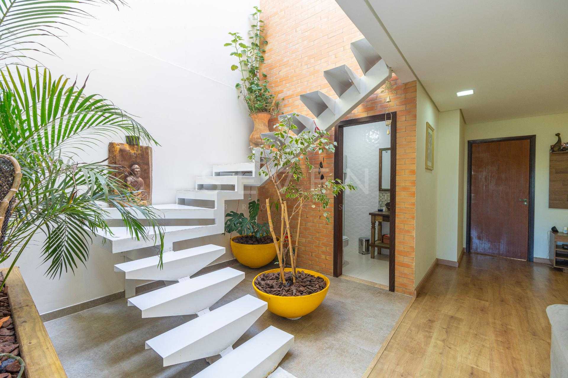 Casa 191m  no Uberaba  2 Pavimentos, Luz Natural, Quintal com ...