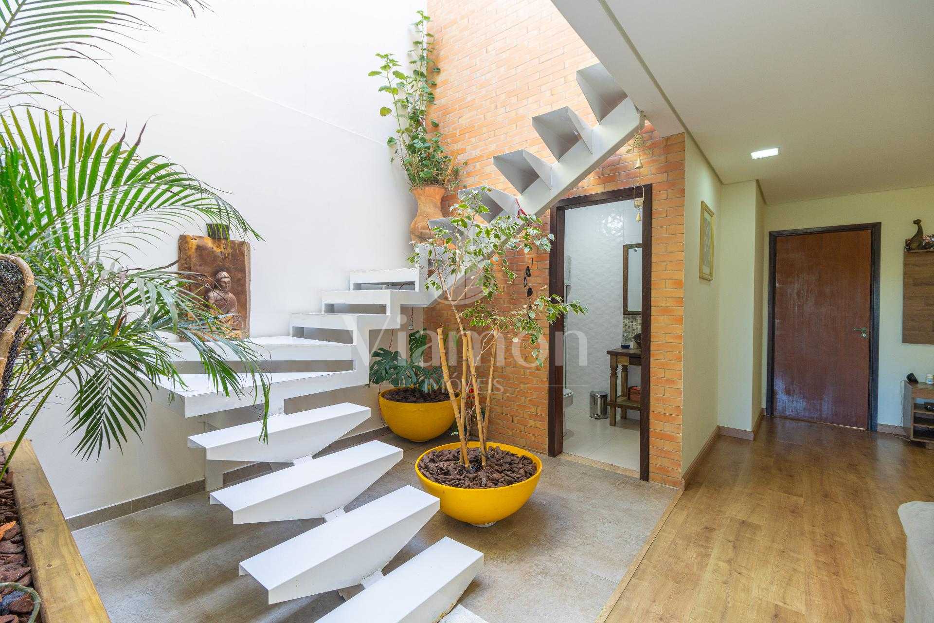 Casa 191m  no Uberaba  2 Pavimentos, Luz Natural, Quintal com ...