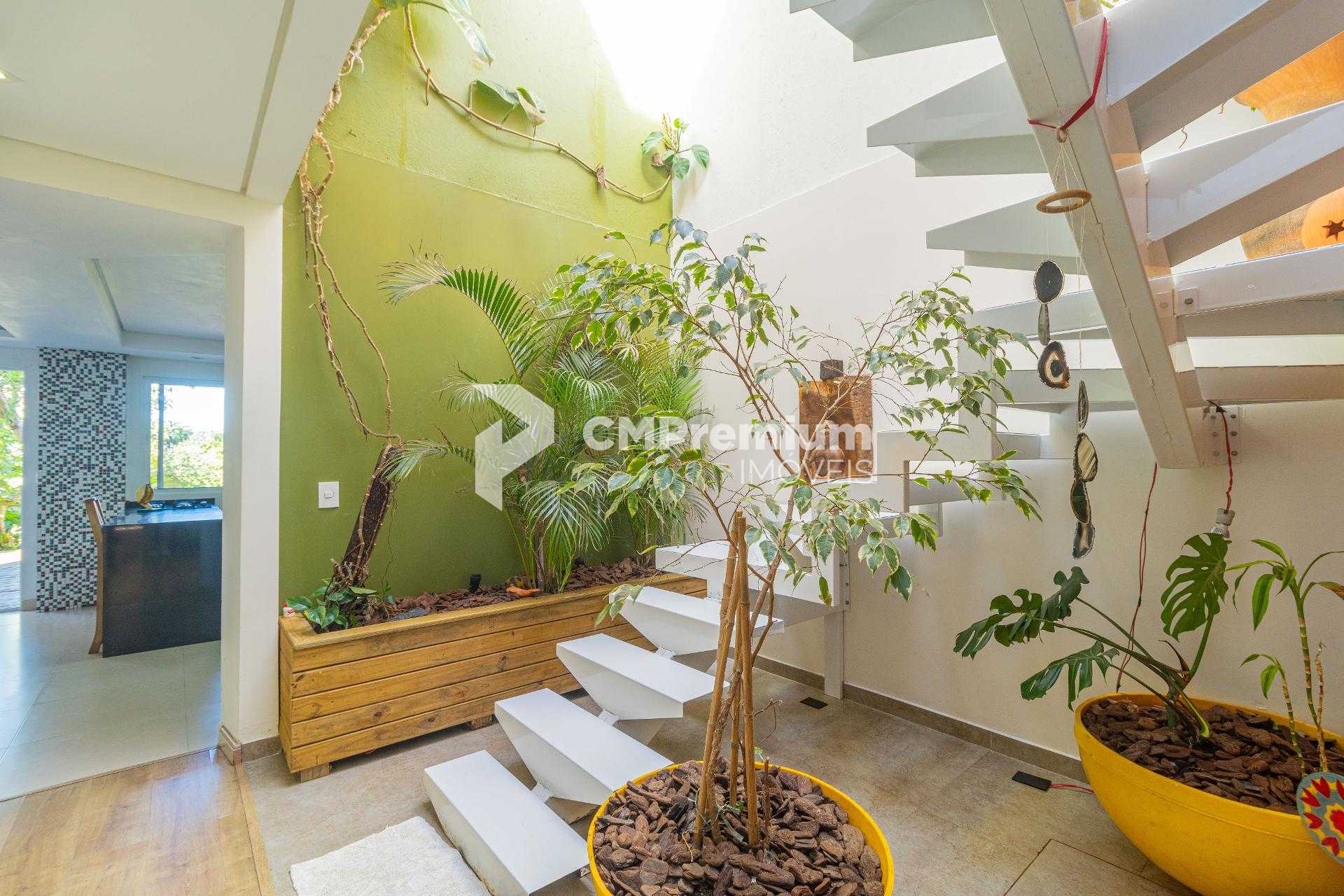 Casa 191m  no Uberaba  2 Pavimentos, Luz Natural, Quintal com ...