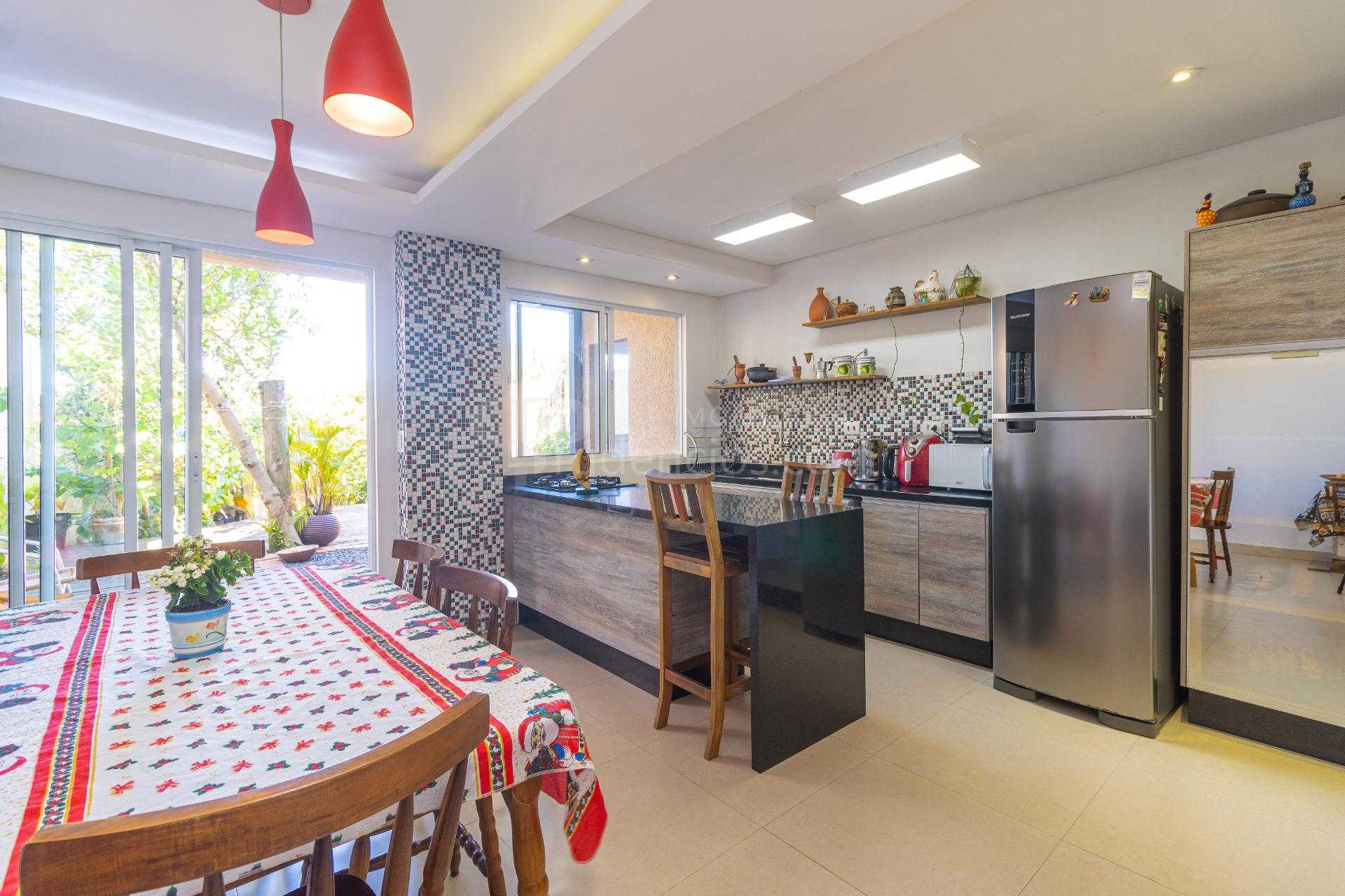 Casa 191m  no Uberaba  2 Pavimentos, Luz Natural, Quintal com ...