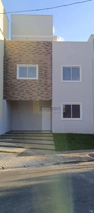 Sobrado Triplex em Condomínio Fechado com 4 Dormitórios e Terraço