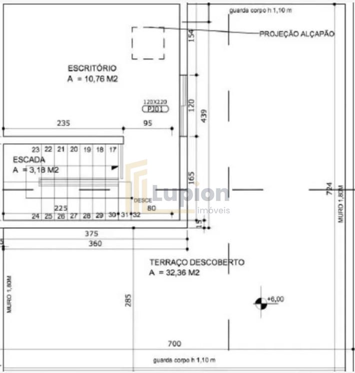 Sobrado Triplex em Condomínio Fechado com 4 Dormitórios e Terraço