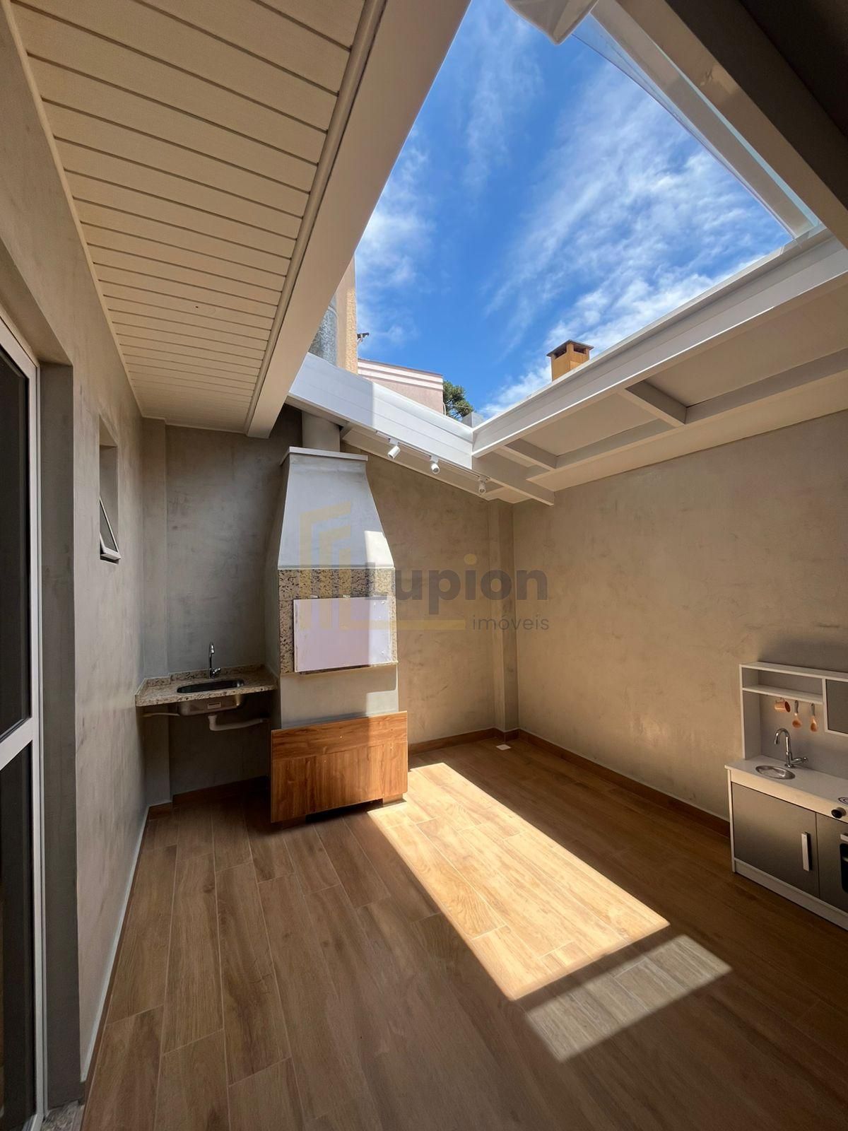 Sobrado à venda no Novo Mundo | 3 quartos, suíte, churrasqueir...