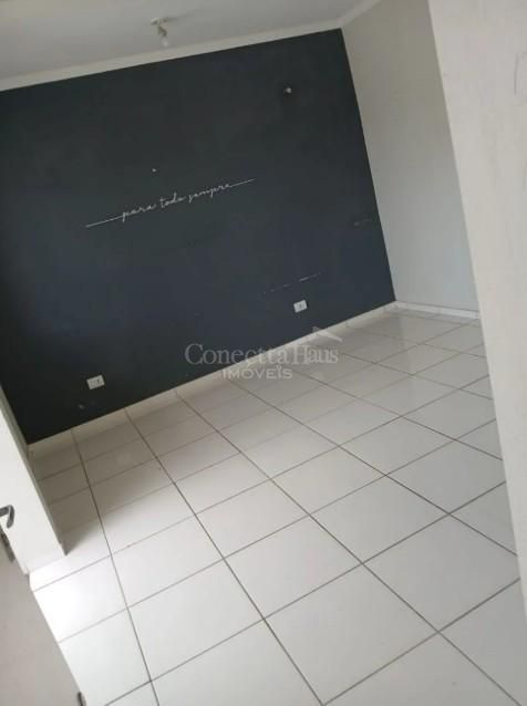 Apartamento com sacada, 2 quartos e vaga a 5 min do centro