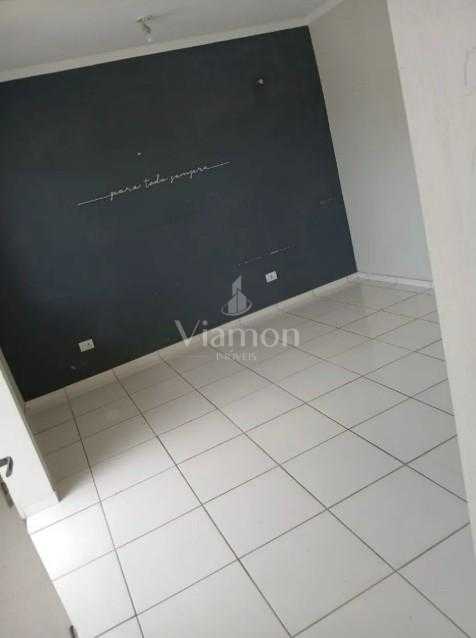 Apartamento com sacada, 2 quartos e vaga a 5 min do centro