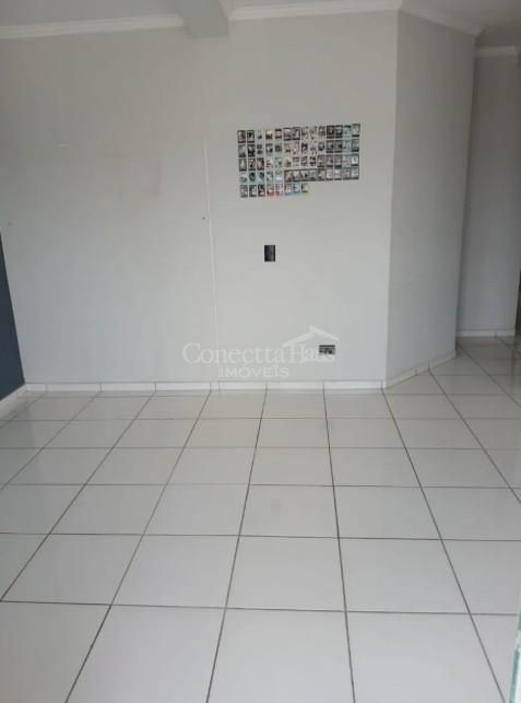 Apartamento com sacada, 2 quartos e vaga a 5 min do centro